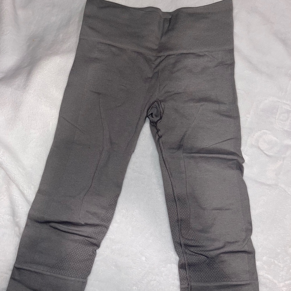 Grey cropped lululemon leggings